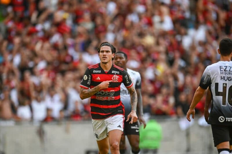 Flamengo quebra jejum ao vencer Corinthians e dorme na liderança do Brasileirão