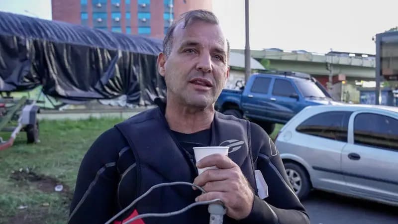 Sem saber nadar, gaúcho resgata mais de 300 pessoas durante enchente