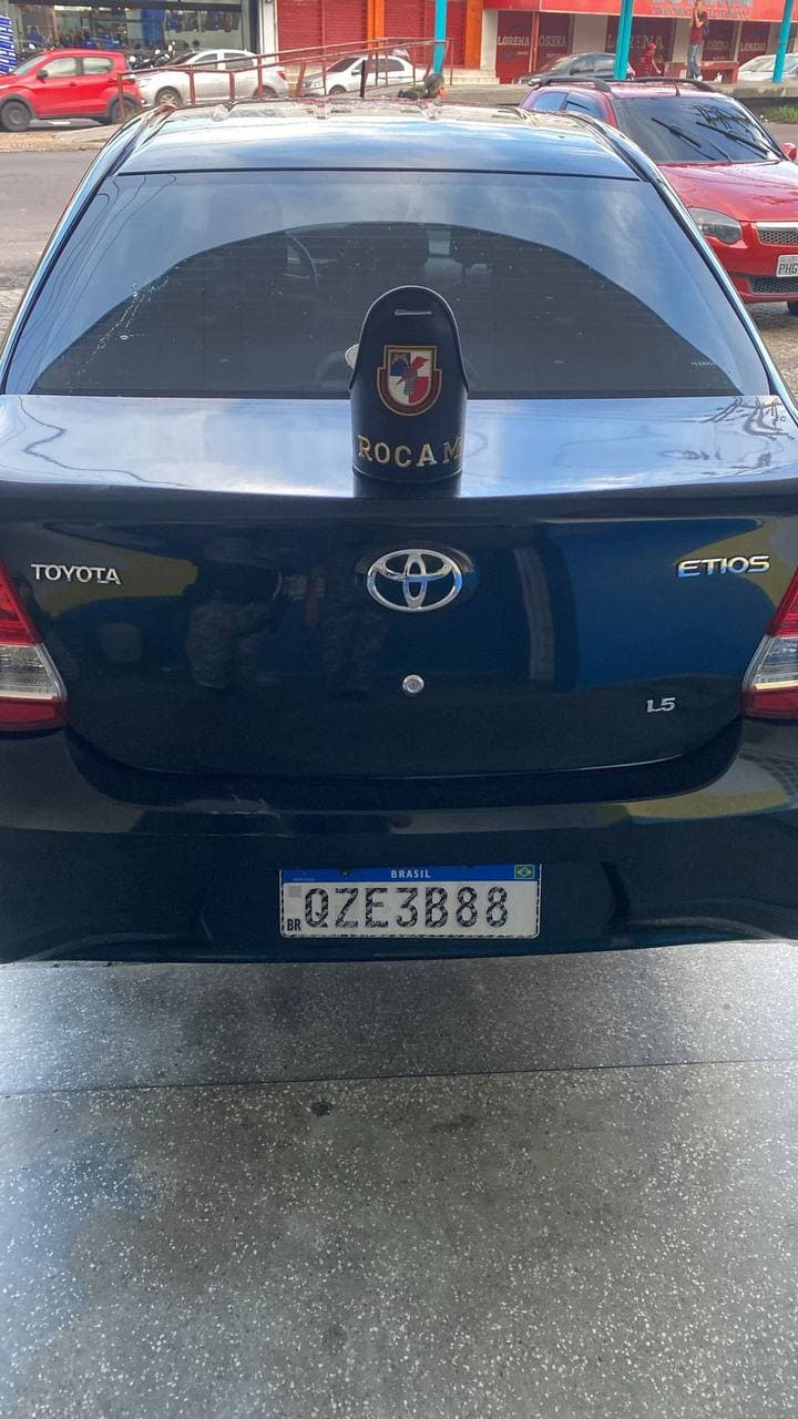 Rocam prende duas pessoas e recupera veículos com restrição de furto