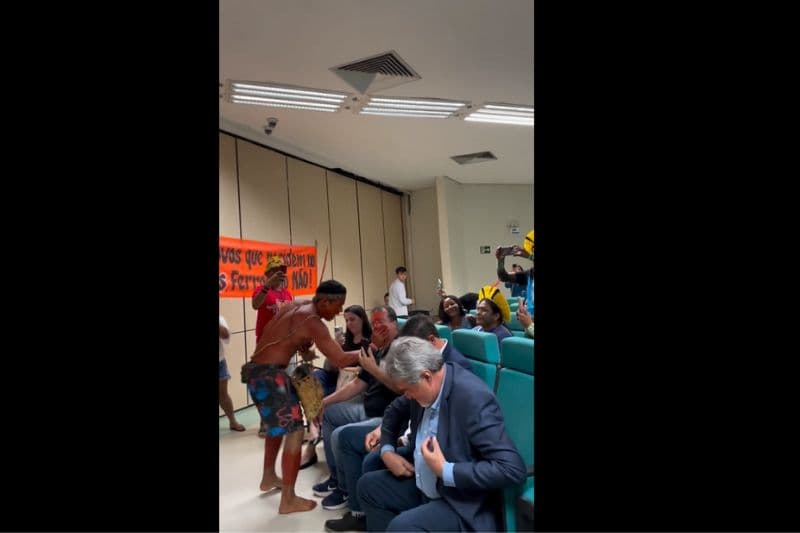 VÍDEO: Indígenas protestam contra ferrovia no Pará e esfregam urucum no rosto de participantes de seminário