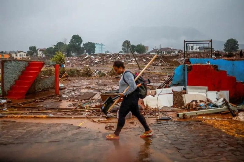 Lula deve anunciar auxílio de R$ 5 mil às pessoas afetadas pelas enchentes no RS