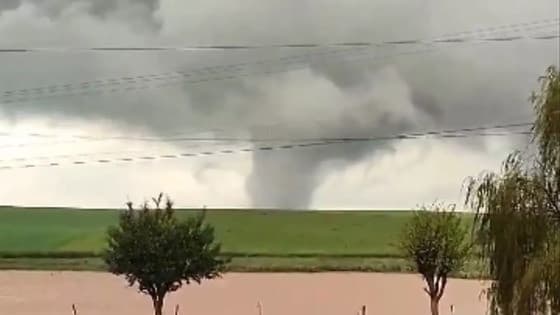 Tornado atinge cidade do Rio Grande do Sul em meio à cheia histórica na região