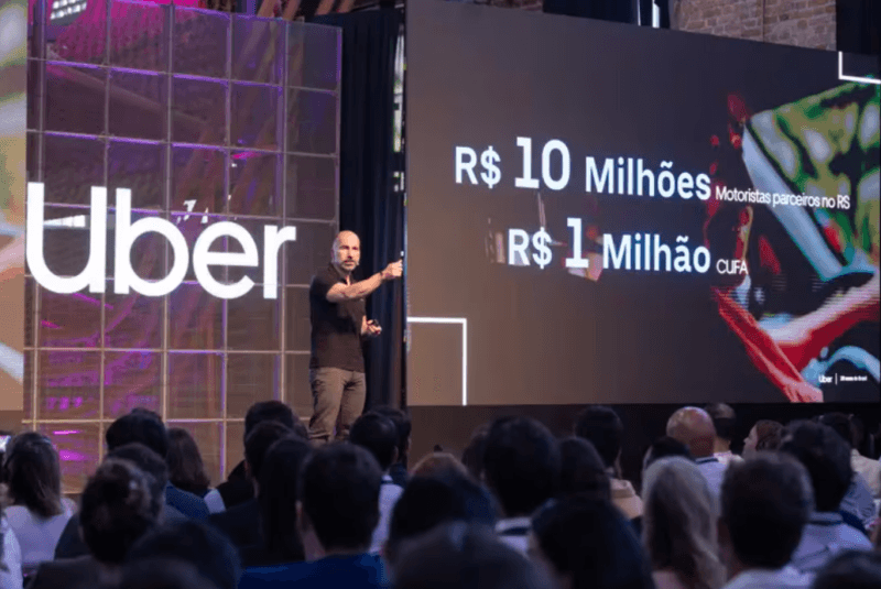 Uber quer todos os táxis no aplicativo até 2025, diz CEO em evento no Brasil