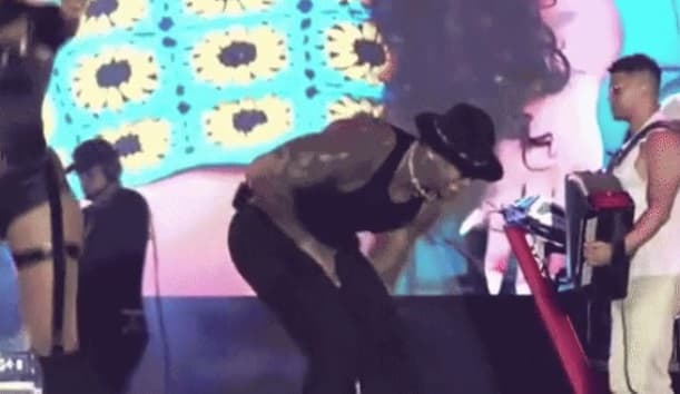 Leo Santana é atingido nas partes íntimas por celular durante show: ‘Fiquei de perna bamba’
