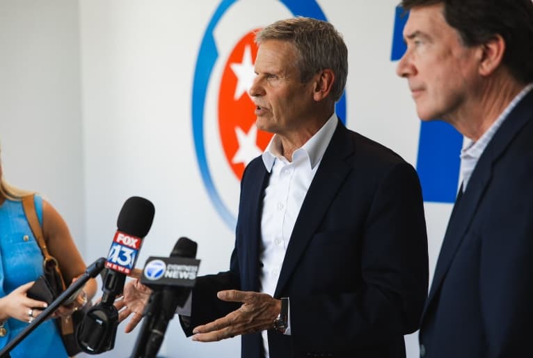 Governador de estado dos EUA aprova pena de morte para condenados por estupro de criança