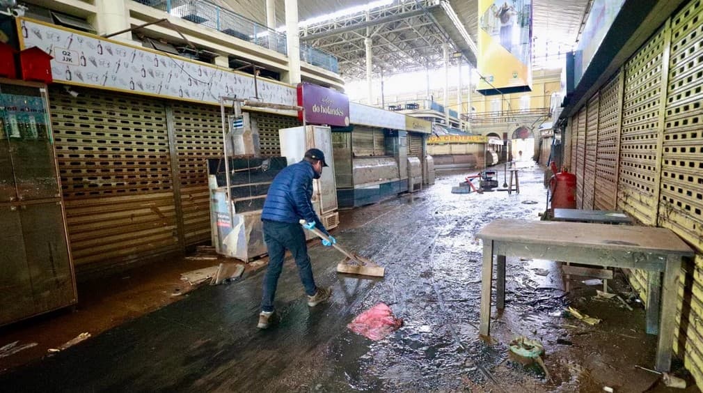Após enchente, Mercado Público de Porto Alegre-RS volta a funcionar parcialmente