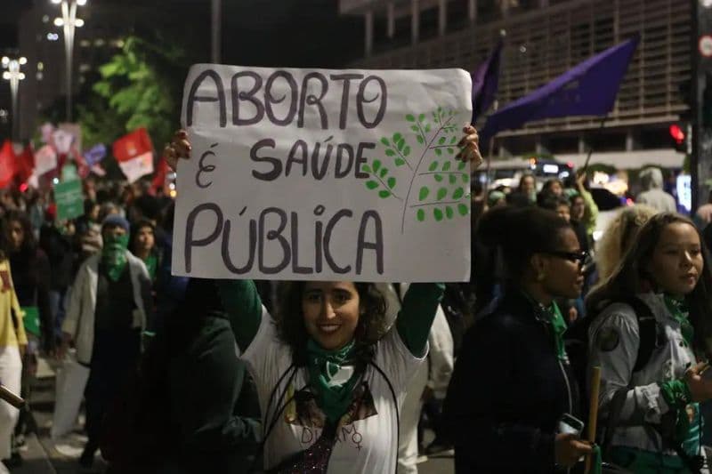 Projeto de lei que equipara aborto a homicídio tem urgência aprovada pela Câmara