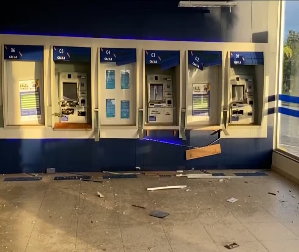 Criminosos explodem caixas eletrônicos em agência bancária de João Pessoa