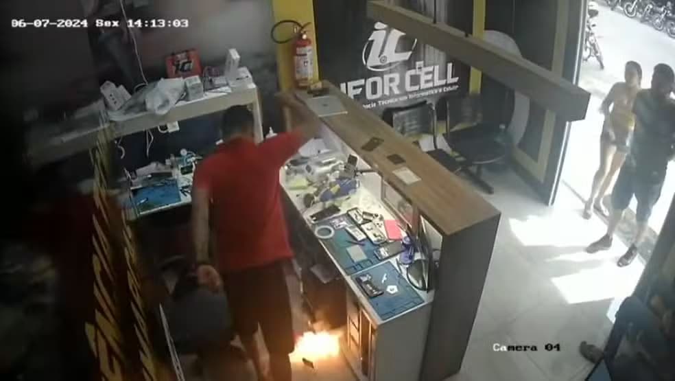 VÍDEO: No Ceará, bateria de celular explode durante manutenção em assistência técnica