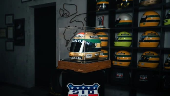 Capacete de Ayrton Senna folheado a ouro é colocado à venda por R$ 34 mil