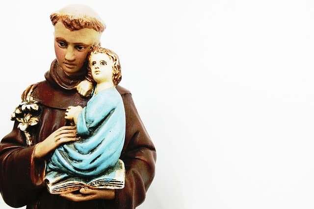 Dia de Santo Antônio: bruxa revela simpatias para quem quer se casar