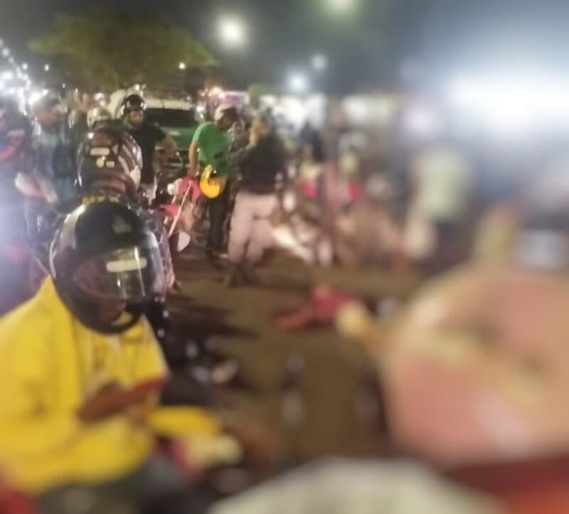 Justiceiro atropela dupla suspeita de assaltar drogaria em Manaus; um dos suspeitos foi espancado