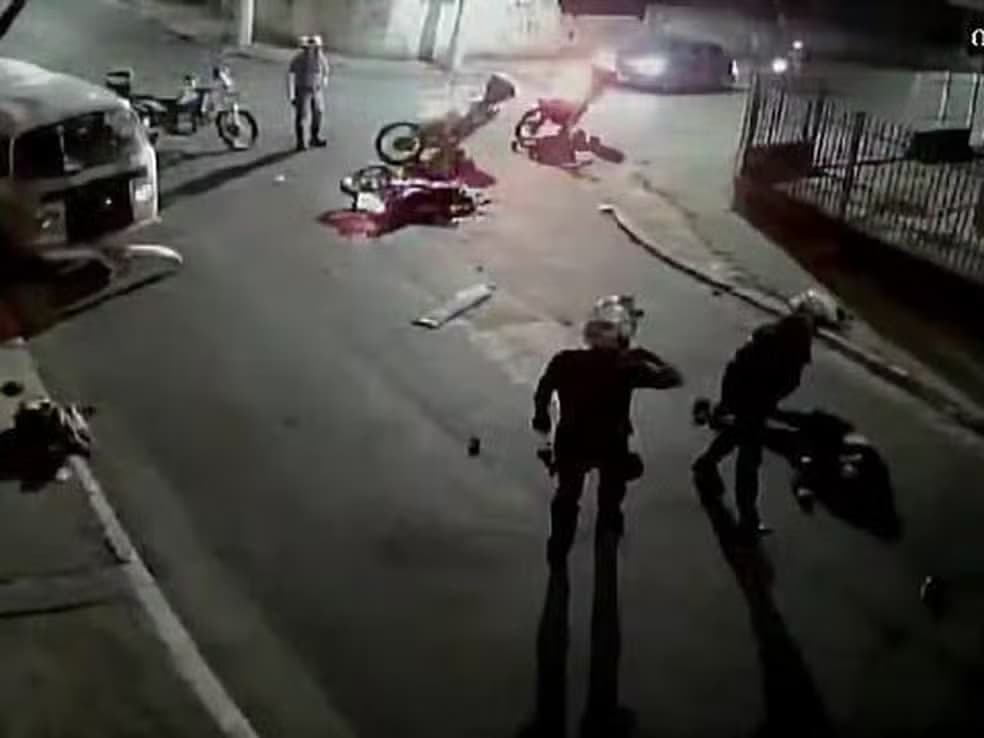 VÍDEO: Suspeitos &#8220;voam&#8221; após moto bater em carro durante perseguição policial em SP