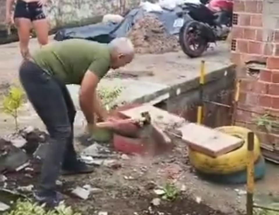 VÍDEO: Homem destrói jardim em terreiro de candomblé e é denunciado por injúria e depredação