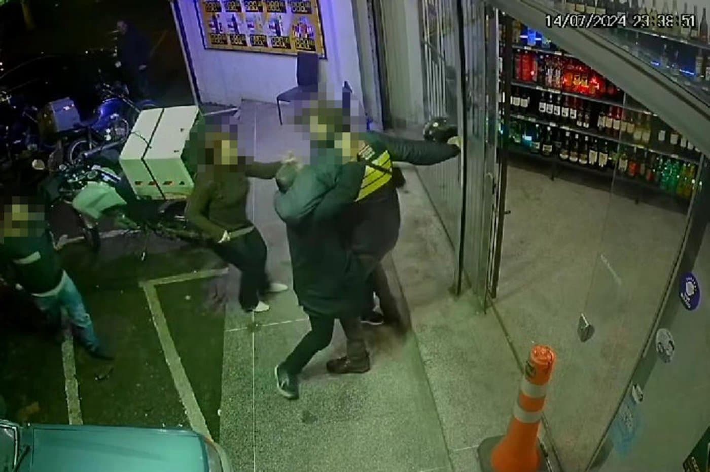 VÍDEO: Mulher esfaqueia motoboy após discussão durante entrega