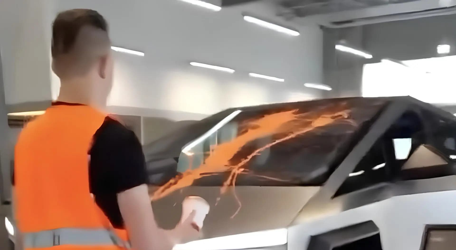 VÍDEO: Manifestante anti-tesla, invade concessionária de Elon Musk e joga tinta em carro Cybertruck