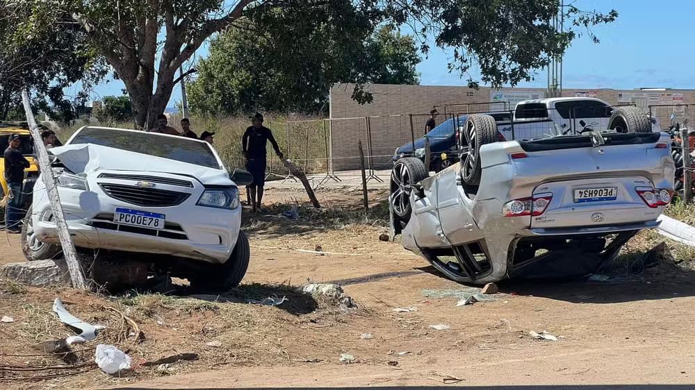 VÍDEO: No Ceará, homem usa retroescavadeira para arrastar carros num congestionamento; uma pessoa ficou ferida