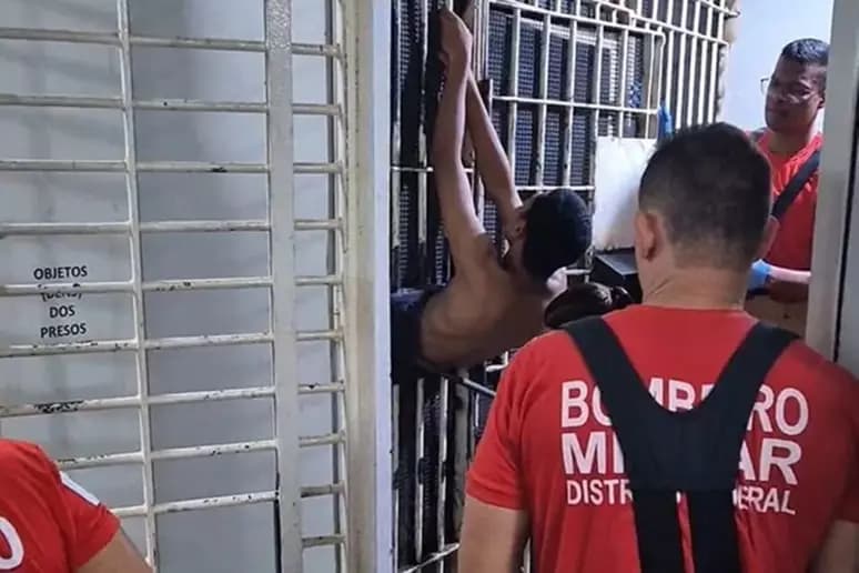 VÍDEO: Preso tenta fugir e acaba ficando &#8216;entalado&#8217; em cela de delegacia no DF 