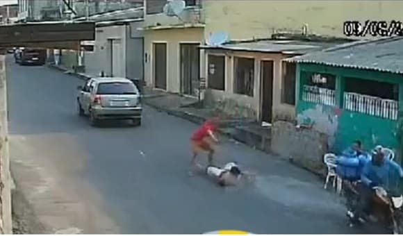 Vídeo mostra momento em que homem é executado a tiros no meio da rua em Manaus