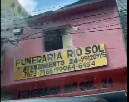 VÍDEOS: funerária pega fogo após curto-circuito em Manaus