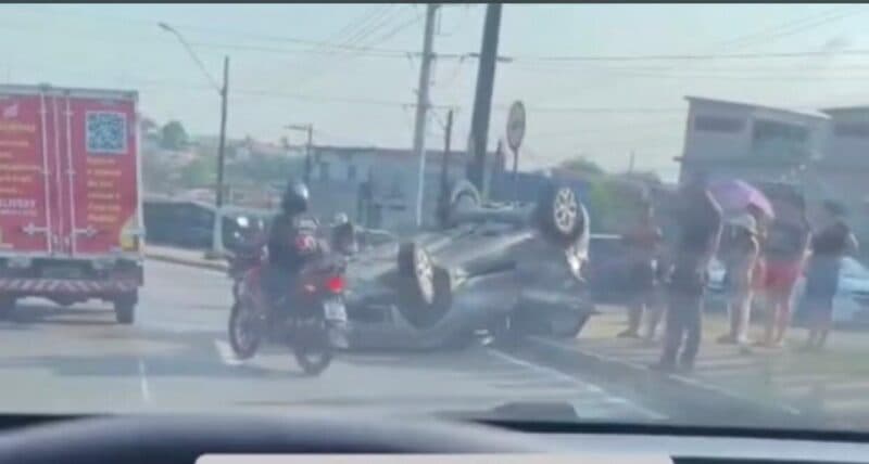 Acidente entre dois carros causa capotamento na Avenida das Torres