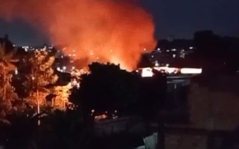 VÍDEO: Moradores se desesperam com incêndio em quintal de residência no Coroado