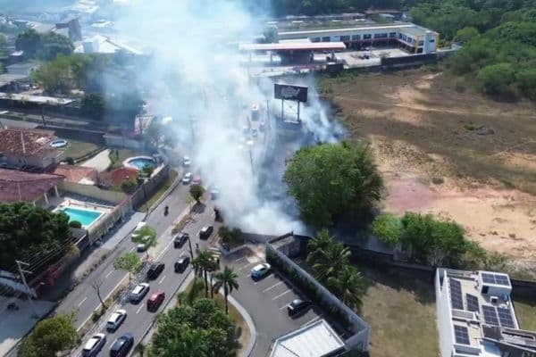 Incêndio atinge área de vegetação na Avenida Efigênio Salles
