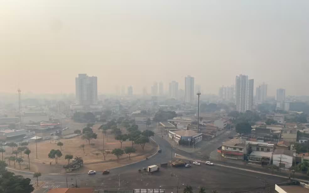 Goiânia é encoberta por fumaça e voos são cancelados neste domingo (25)