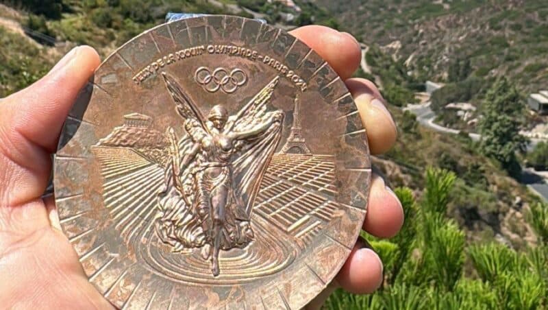 “Desbotou”: skatista americano mostra sua medalha dias após conquistar o bronze em Paris