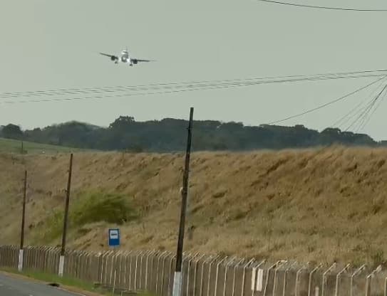 VÍDEO: Vento forte inclina avião durante aproximação para pouso em Chapecó