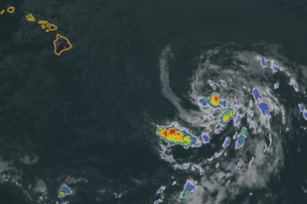 Tempestade tropical Hone ameaça o Havaí com incêndios e inundações