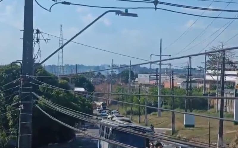 VÍDEO: Área de mata próximo a subestação de energia pega fogo na avenida das Torres
