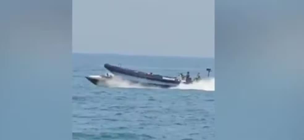 VÍDEO: Lancha policial da Espanha passa por cima de barco com migrantes durante perseguição