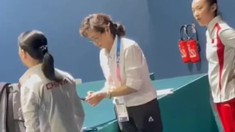 VÍDEO: Árbitra chinesa que deu nota baixa a Rebeca Andrade é vista tirando foto de medalha nos bastidores