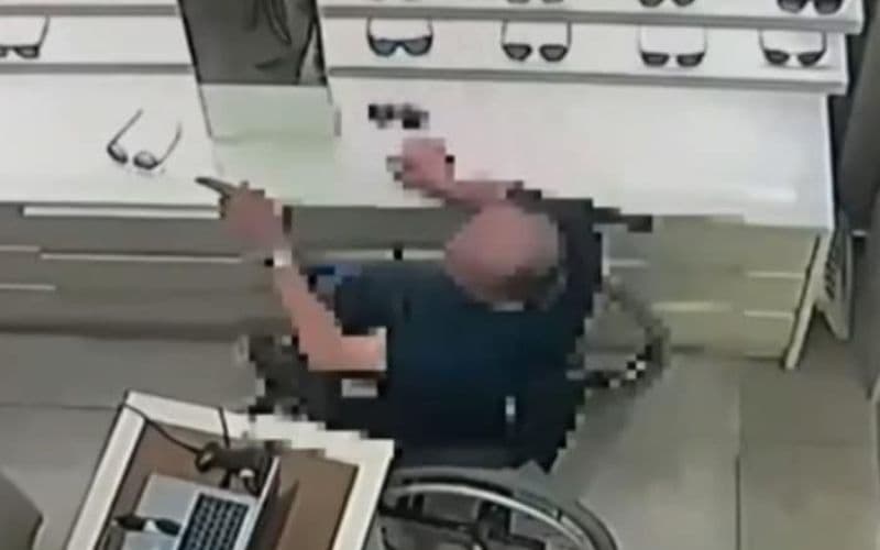 VÍDEO: Cadeirante é flagrado furtando óculos e chama policial de ‘noia’