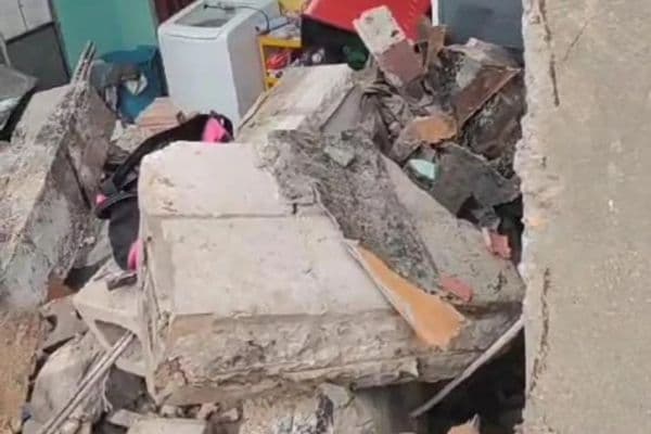 VÍDEO: Muro de obra em condomínio desaba e casas são atingidas em Manaus