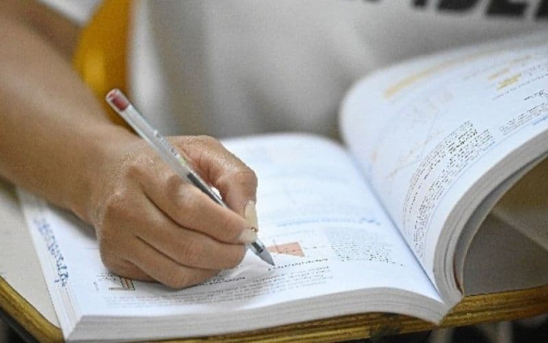 Apenas 50% dos jovens de baixa renda concluem ensino médio, diz Ideb