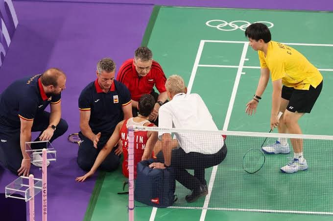 Campeã olímpica de Badminton se machuca durante salto em semifinais e abandona disputa pelo ouro