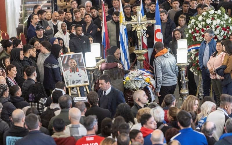 Último adeus: Multidão acompanha velório de jogador Izquierdo no Uruguai