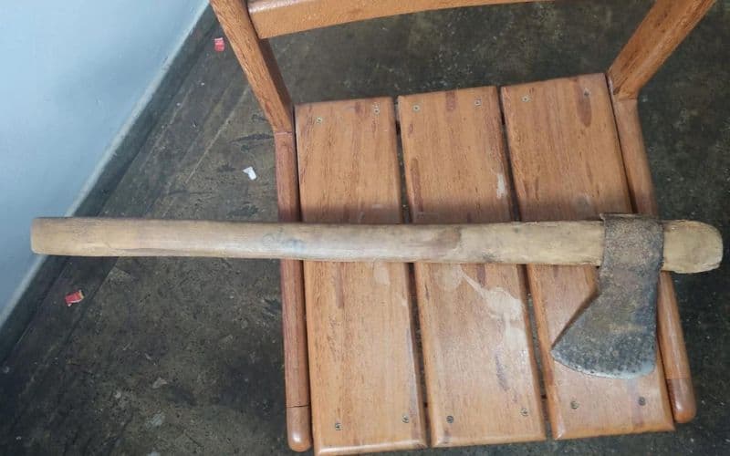 Homem é preso após atingir cabeça do próprio pai com machado em Borba