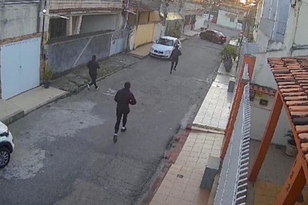 VÍDEO: Capitão da PM é atacado e tem carro fuzilado por traficantes