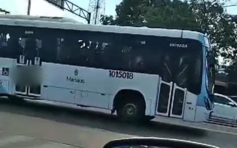 VÍDEO: Motoqueiro fica na frente de ônibus após motorista se recusar a abrir porta para passageiro