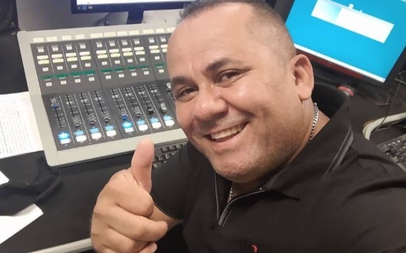 VÍDEO: Sonoplasta da Rádio Tupi passa mal e morre durante programa ao vivo