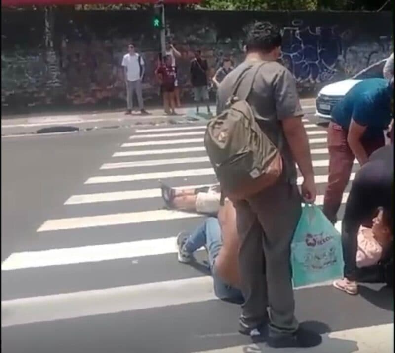 VÍDEO: motociclista atropela 4 pessoas em frente a shopping de Manaus; criança está entre as vítimas