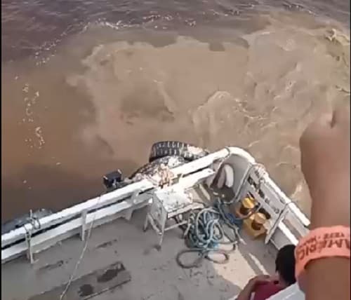 VÍDEO: passageiros ficam preocupados com barco encalhado no Encontro das Águas