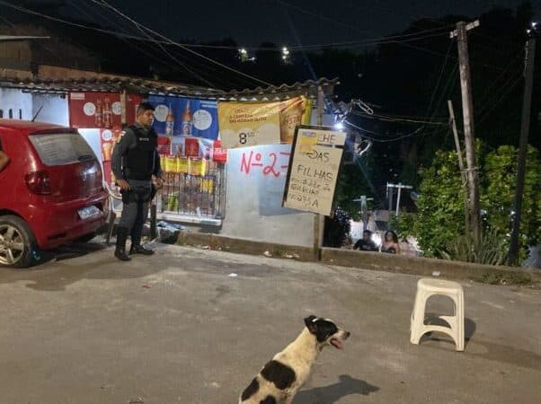 Pistoleiros executam homem com 9 tiros na cabeça em frente a mercadinho em Manaus