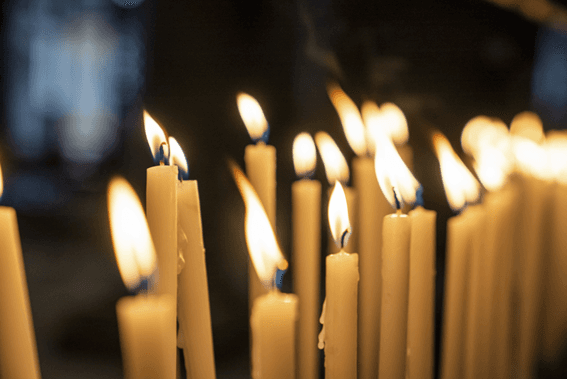 Após incêndio em cemitério, prefeitura alerta para uso de velas em período de clima seca