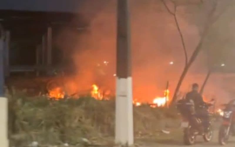 VÍDEO: Incêndio atinge área de vegetação na Avenida Max Teixeira