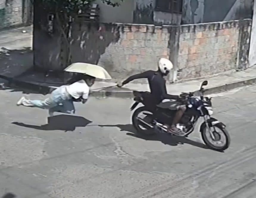 Assaltante em moto arrasta mulher no Conjunto Cidadão 10