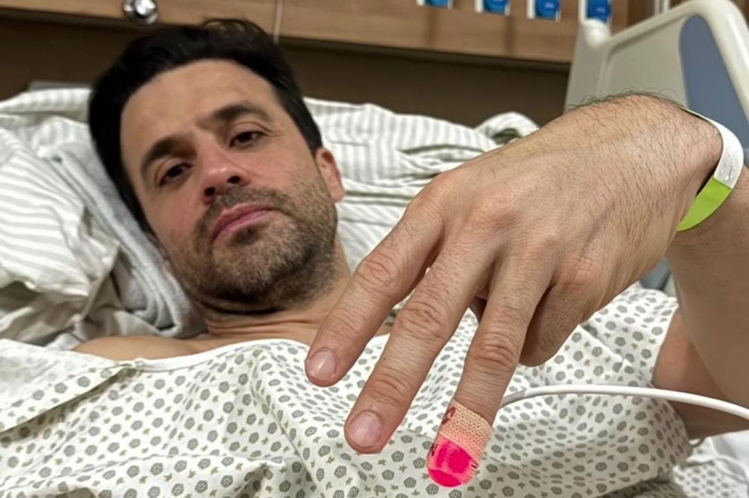 Pablo Marçal publica foto em hospital após levar cadeirada em debate; quadro de saúde não é grave